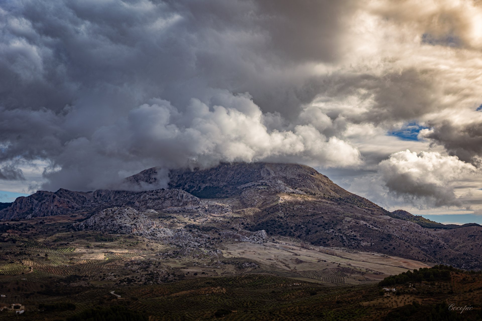 Vista panorámica HDR de El Burgo al atardecer, sierra de Ronda, Málaga