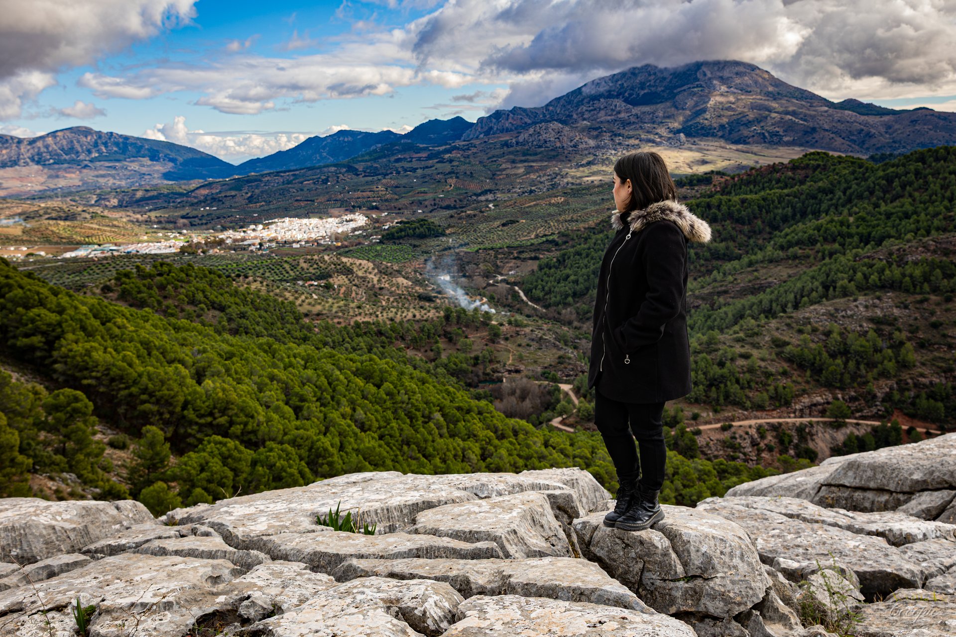 Tejados y calles del casco histórico de El Burgo desde las alturas, Serranía de Ronda