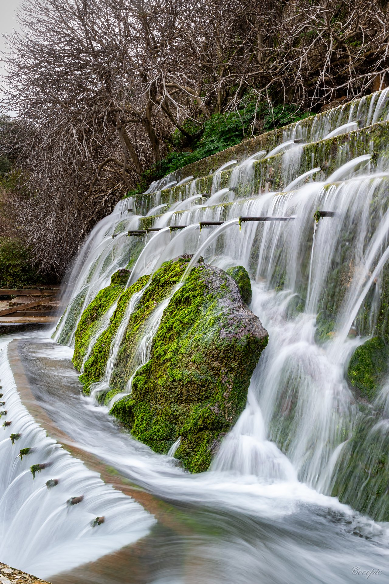 Arco de piedra con agua brotando, Fuente de los 100 Caños, Málaga