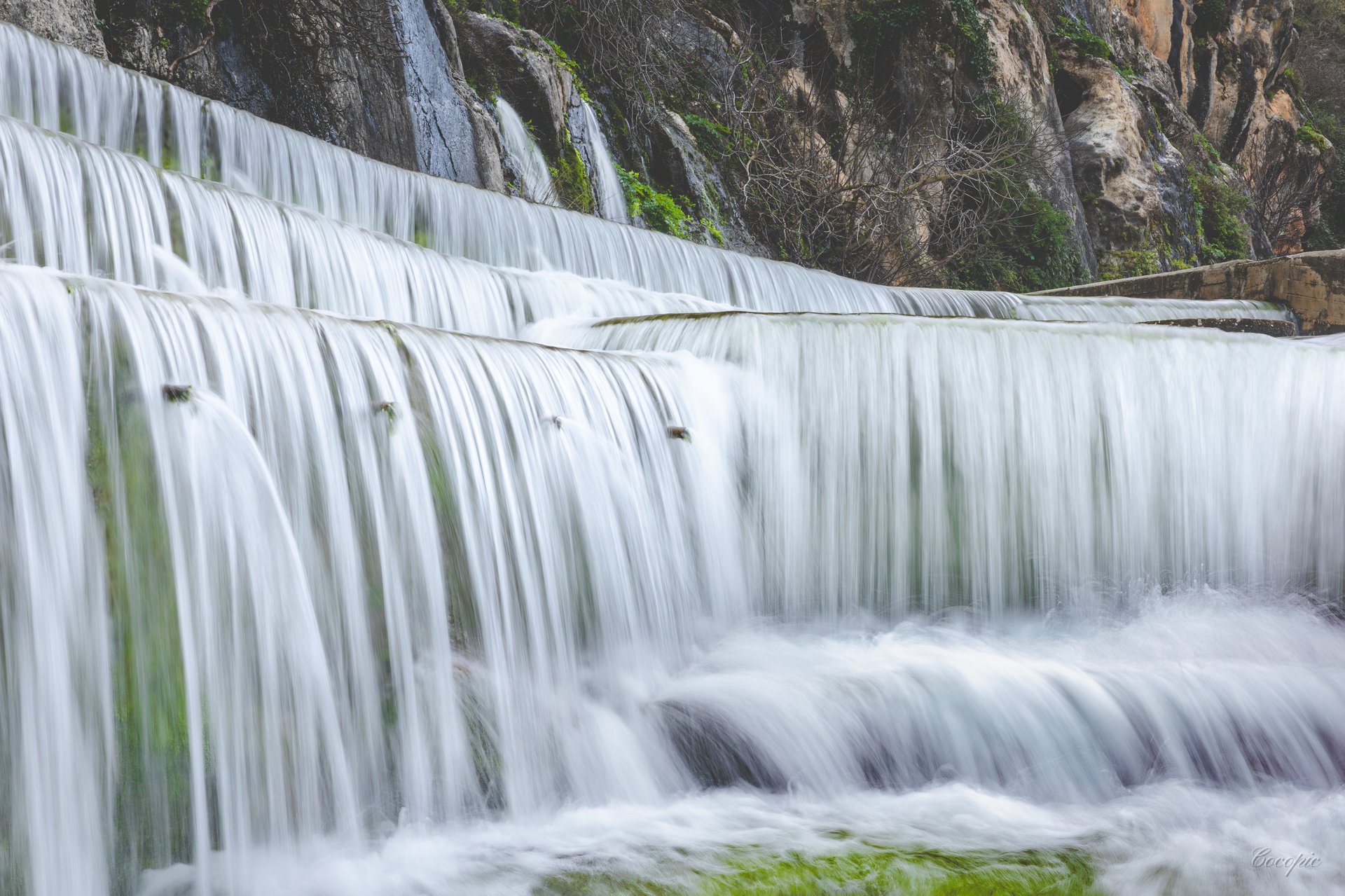 Detalle de chorro de agua entre la roca húmeda en Fuente de los 100 Caños