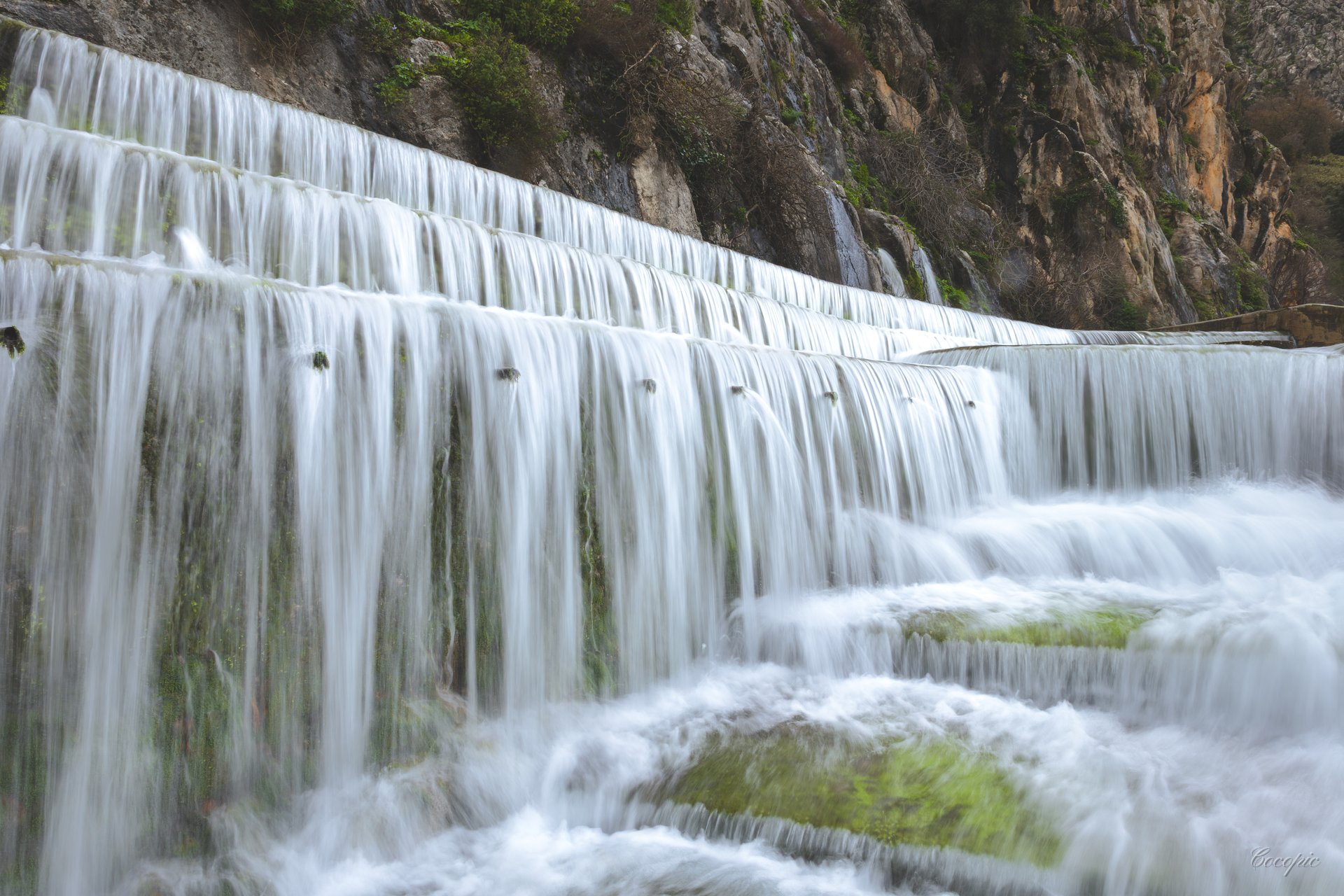 Textura de musgo verde y agua en Fuente de los 100 Caños, Cañete la Real