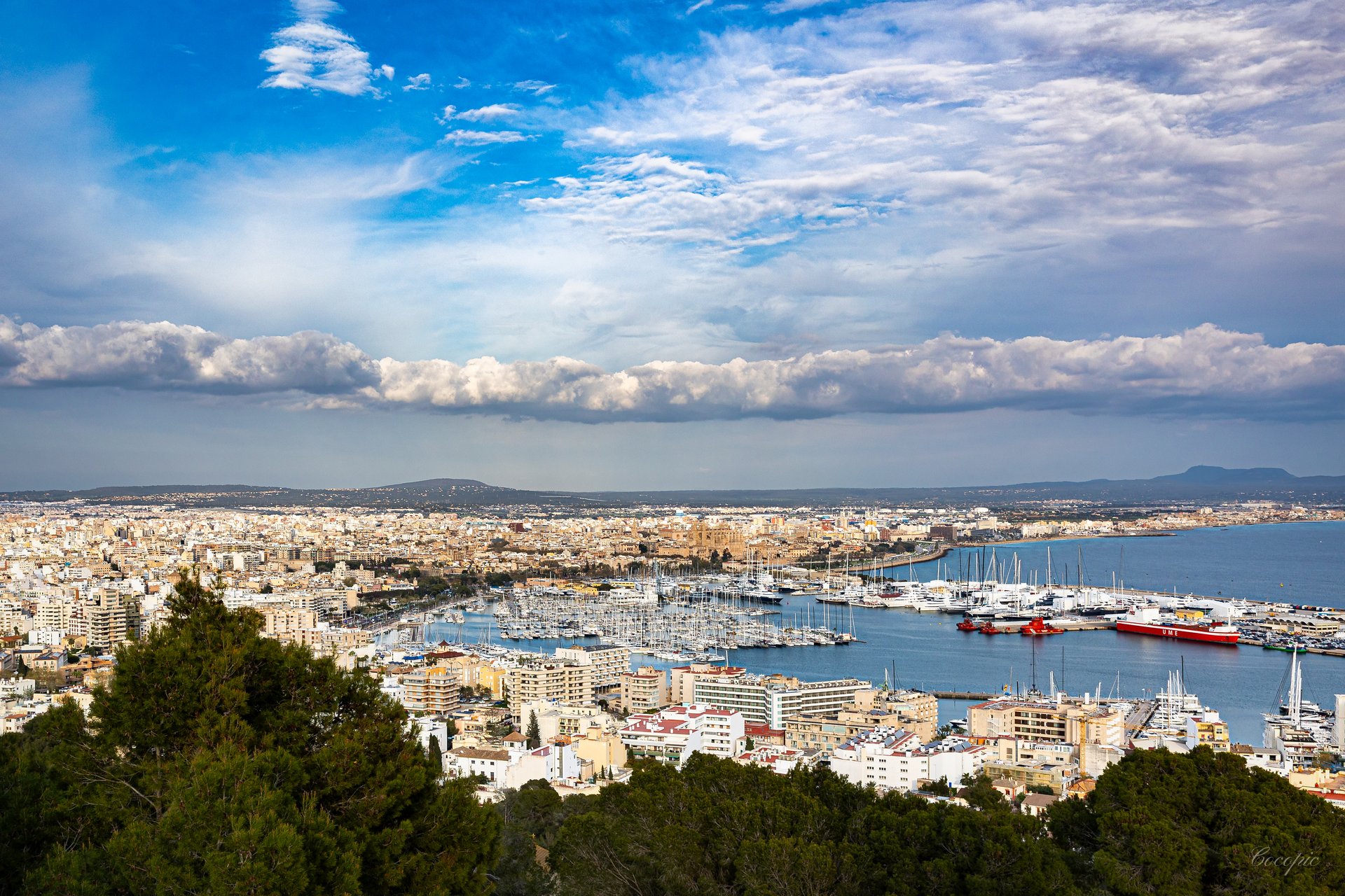 Vista desde lo alto de acantilado sobre cala de Mallorca, Mediterráneo