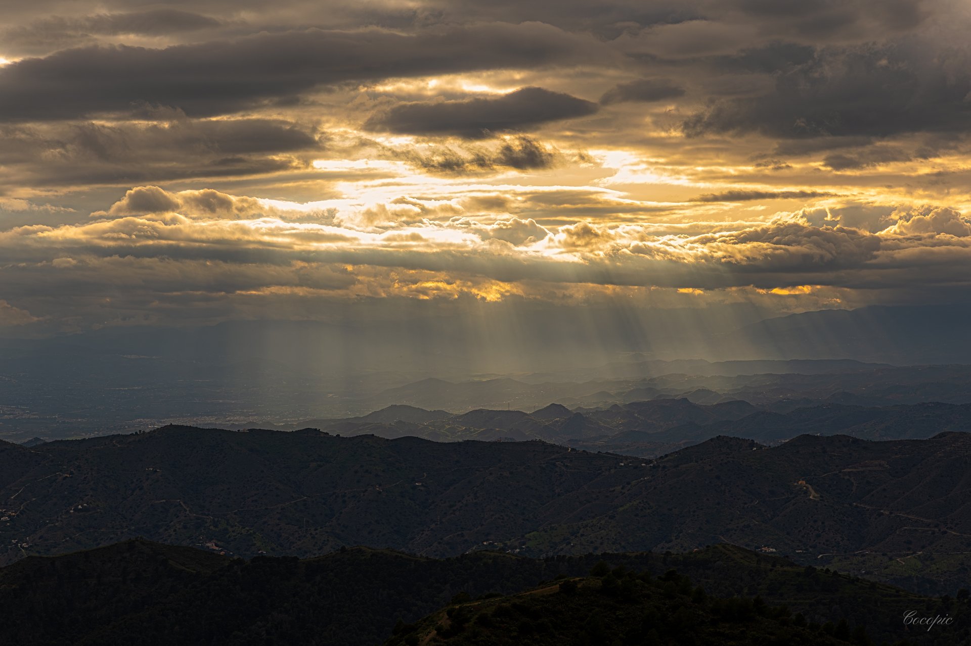 Luz dramática atravesando las nubes sobre la sierra de los Montes de Málaga