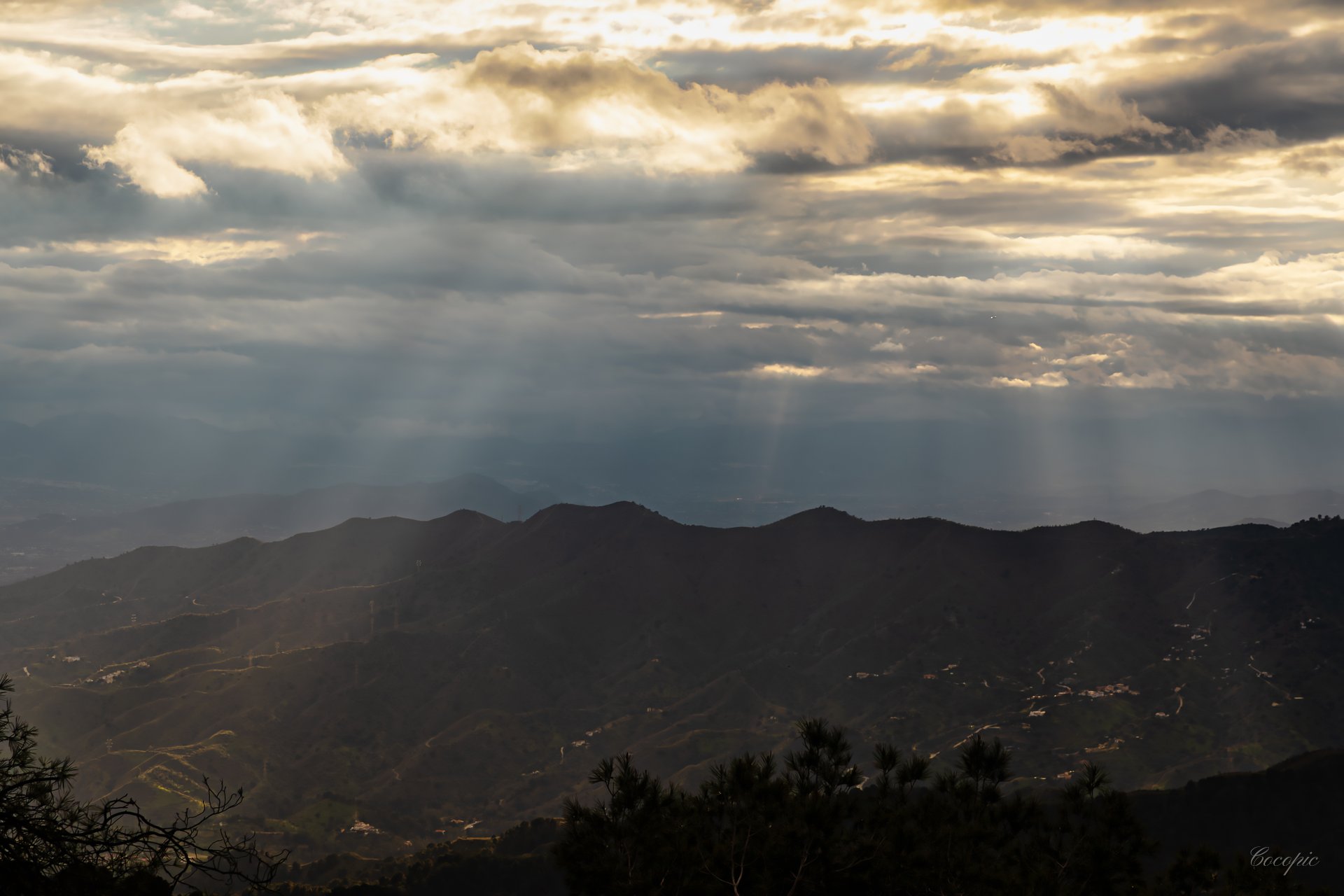 Los Montes de Málaga desde el mirador, valle y ciudad al horizonte