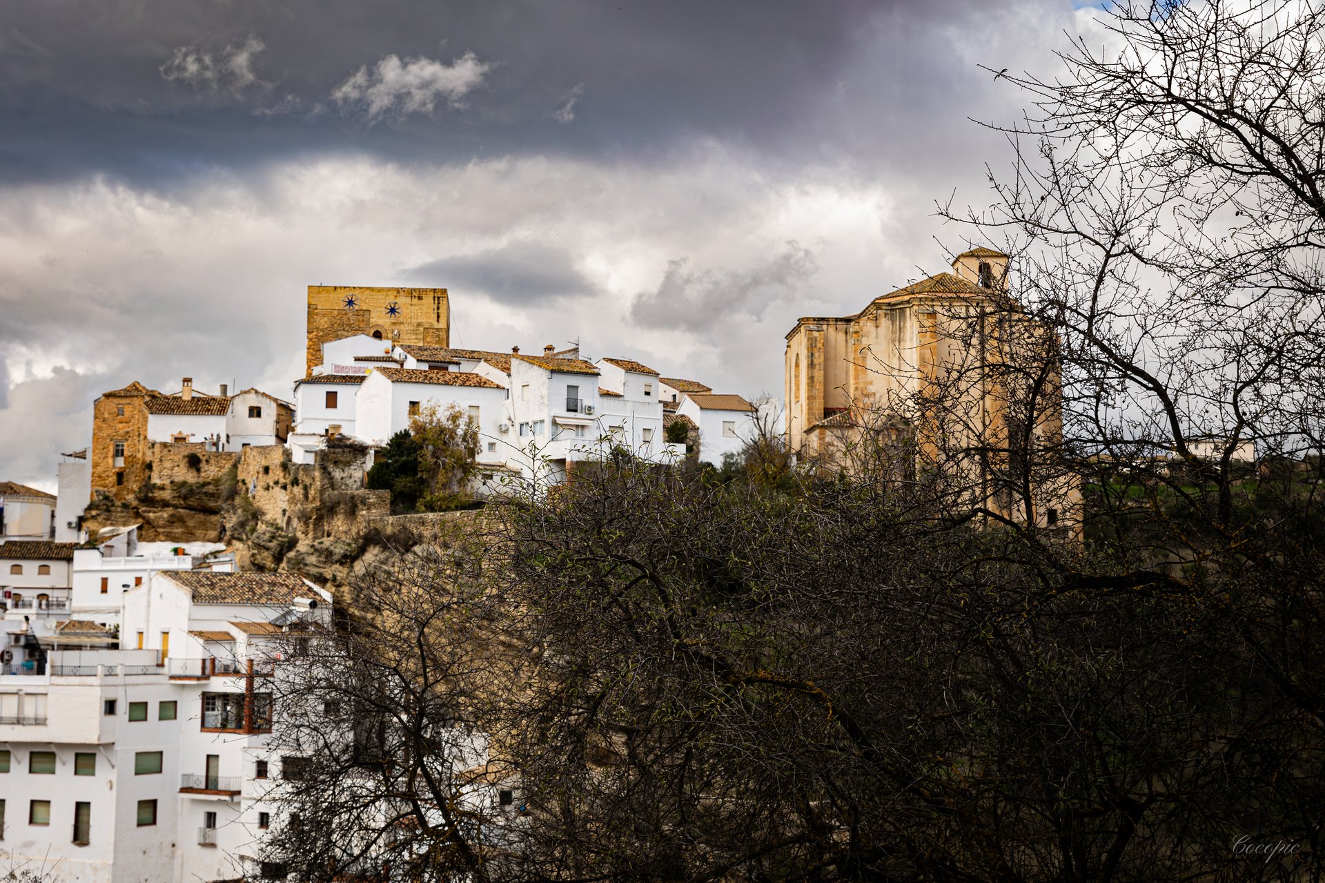 Calle de Setenil de las Bodegas bajo la roca volcánica, estampa singular de Andalucía