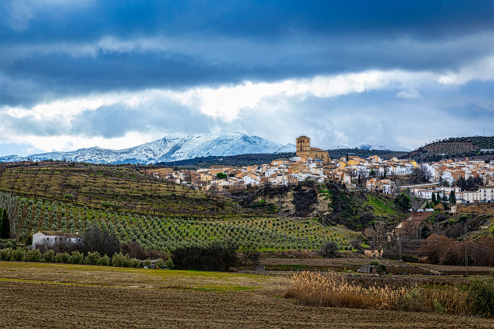 Alhama de Granada desde las afueras, con la sierra nevada de fondo