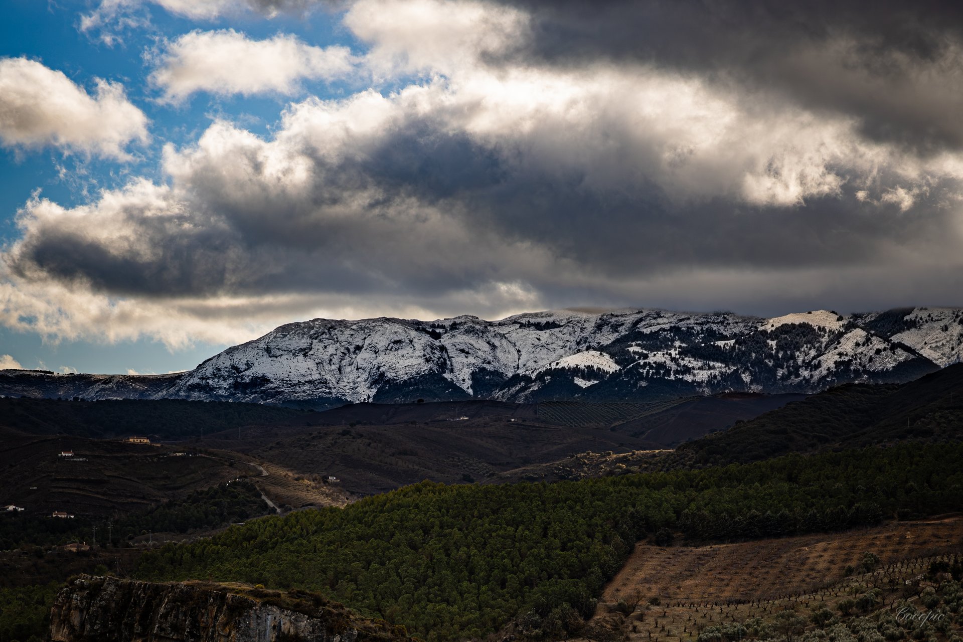 Paisaje invernal nevado en los alrededores de Alhama de Granada