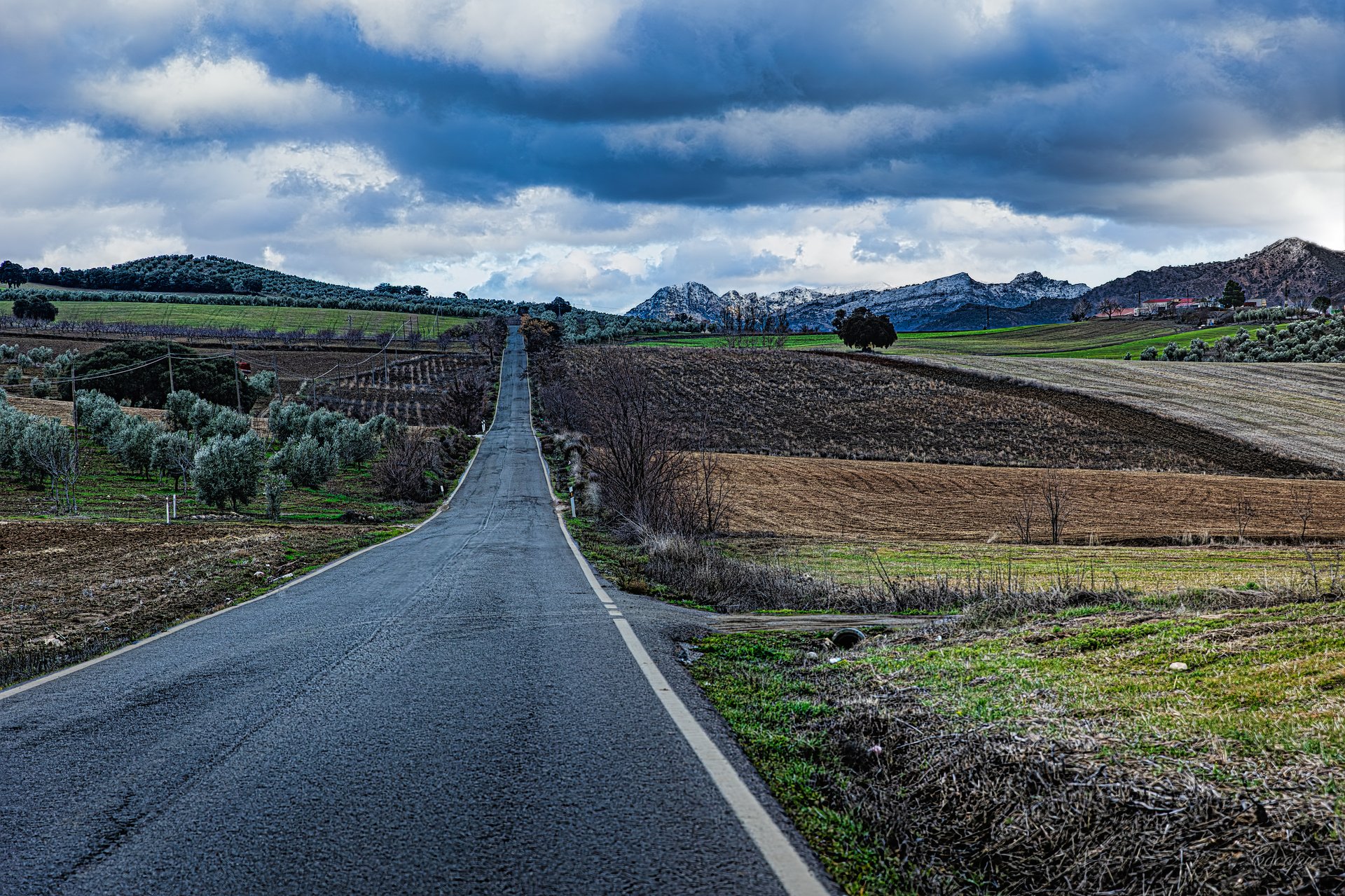 La carretera perdiéndose hacia las sierras nevadas