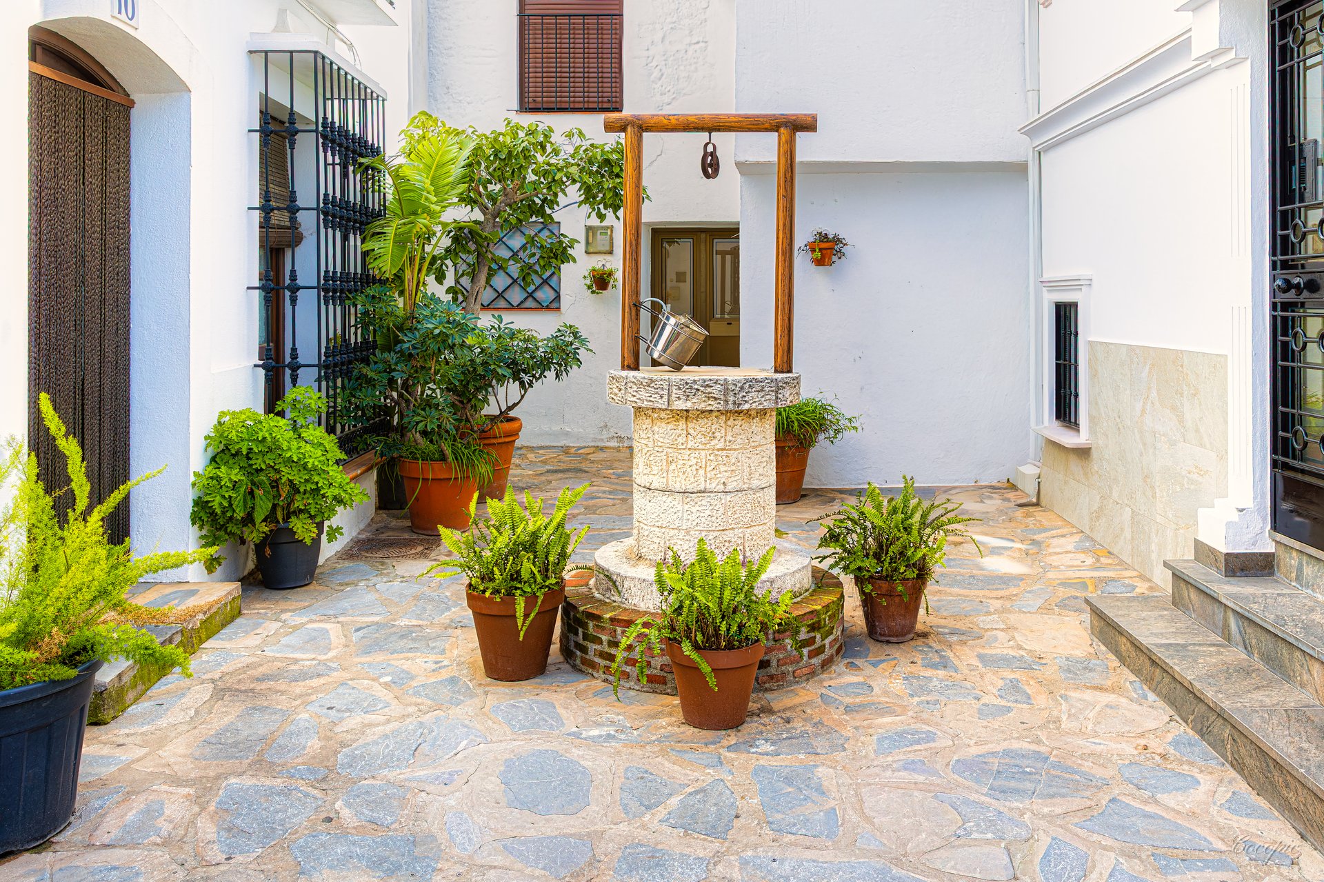Casas blancas apiladas en la ladera de Casares, Andalucía