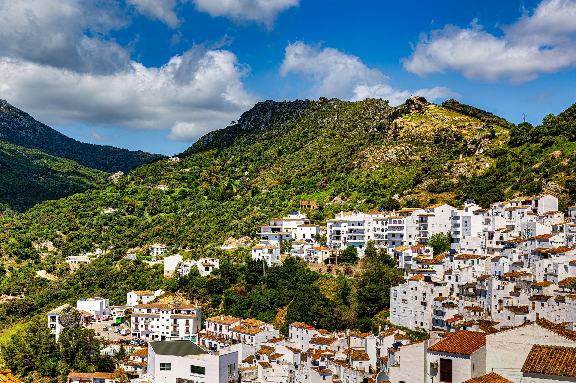 Casares al amanecer desde el cerro, luz dorada sobre el pueblo blanco