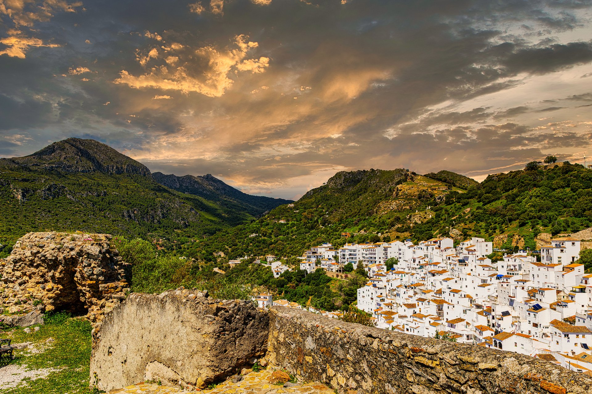 Perfil de Casares iluminado por el sol de atardecer desde el mirador