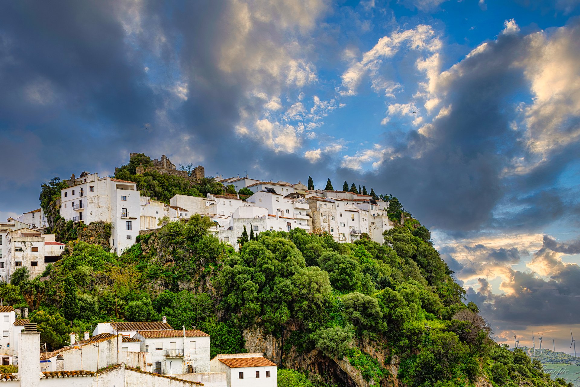 Luz cálida sobre el caserío de Casares, uno de los pueblos más bonitos de Málaga