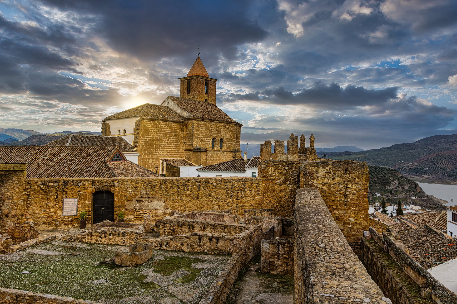 Vista de Iznájar desde el agua, iglesia y casas blancas sobre el embalse