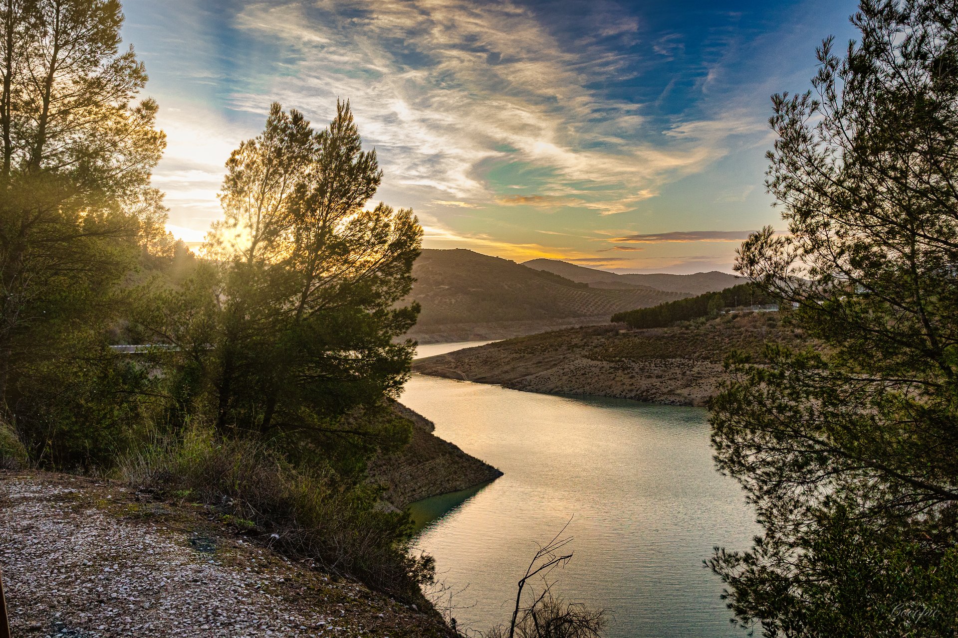 Horizonte de sierra y agua en el embalse de Iznájar al crepúsculo