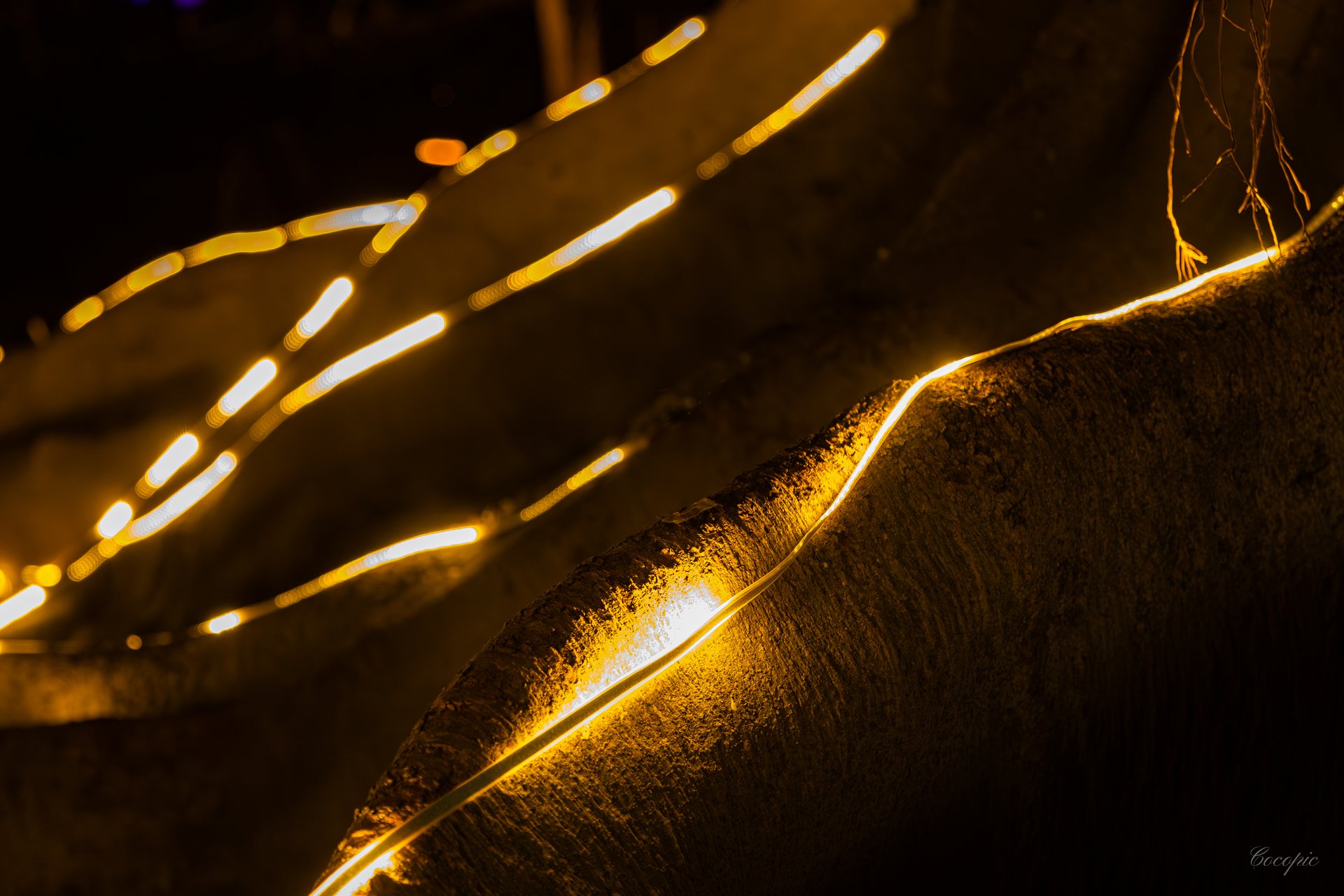 Fuente histórica con iluminación nocturna en La Concepción, Málaga