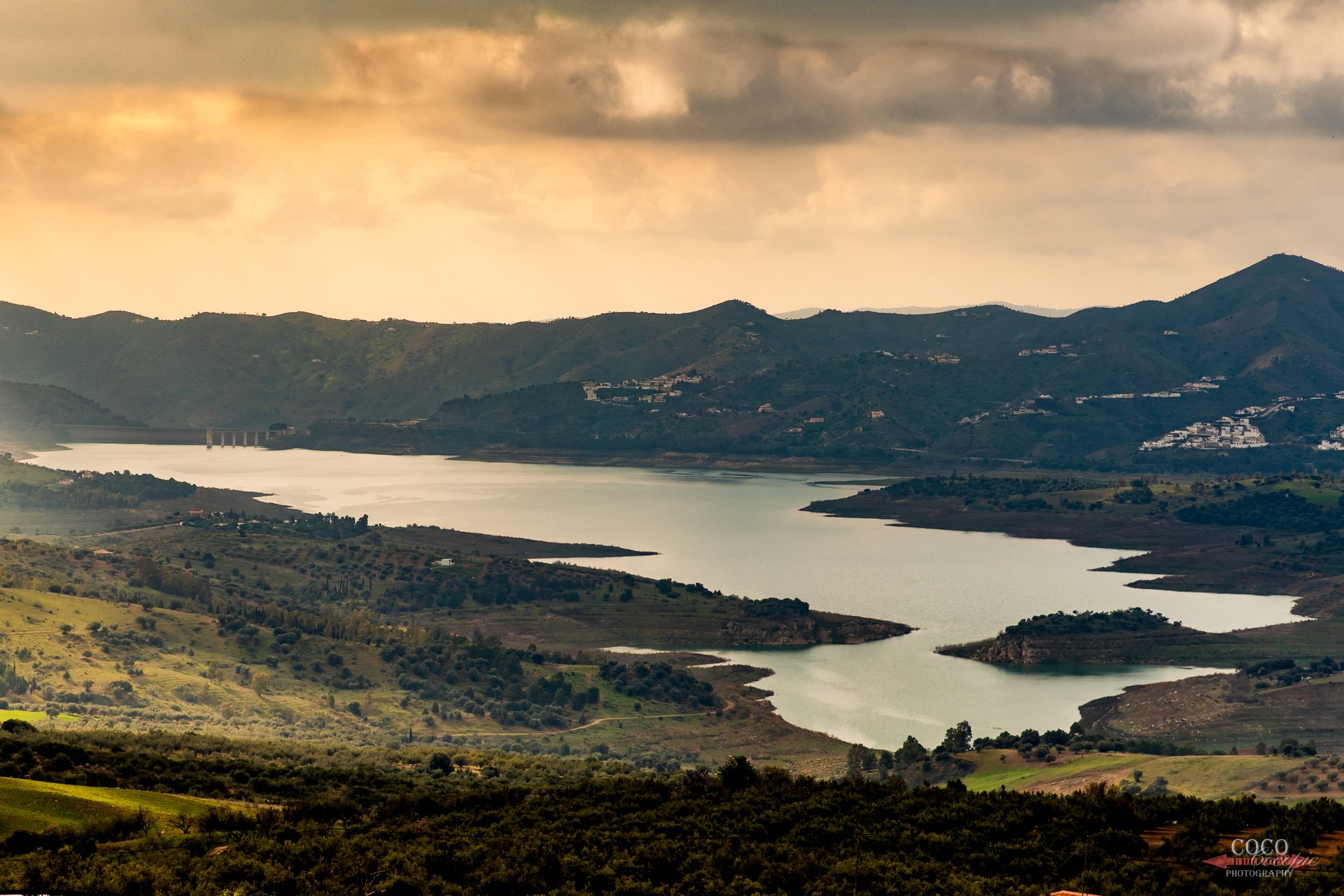 Vistas de altura sobre valle andaluz, panorámica de sierra