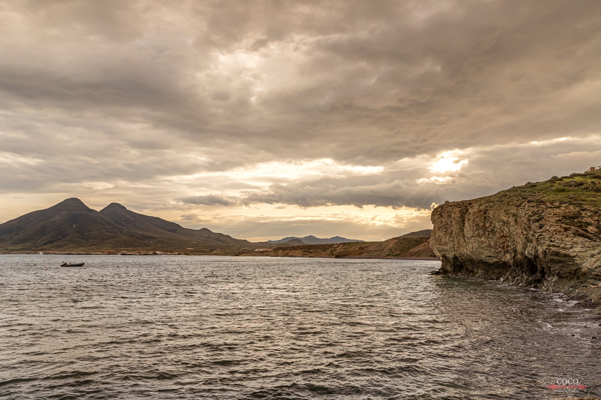 Cielo tormentoso HDR sobre paisaje mediterráneo — fotografía de naturaleza, Coco Cádiz